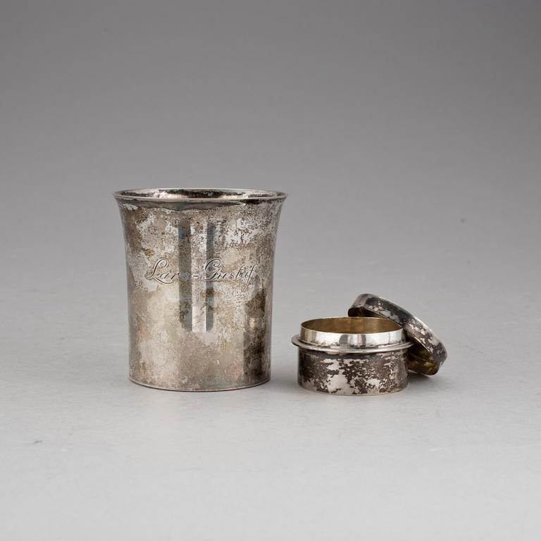 BÄGARE SAMT DOSA, silver, Gustaf Folcker resp WA Bolin, Stockholm 1815 resp 1933. Vikt tot ca 145 gram.