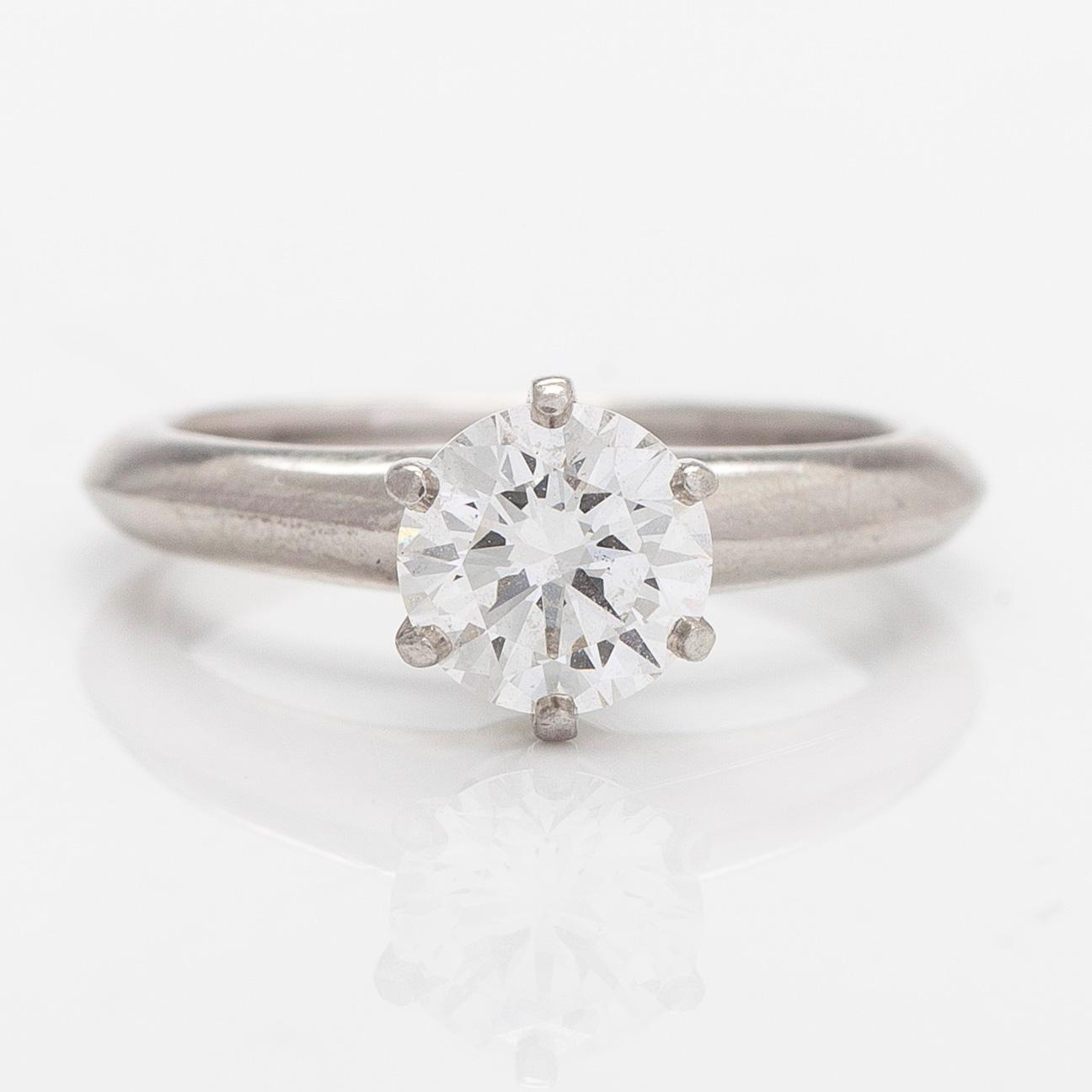 Tiffany & Co, sormus, platinaa, briljanttihiottu timantti noin 0.90 ct kaiverruksen mukaan.