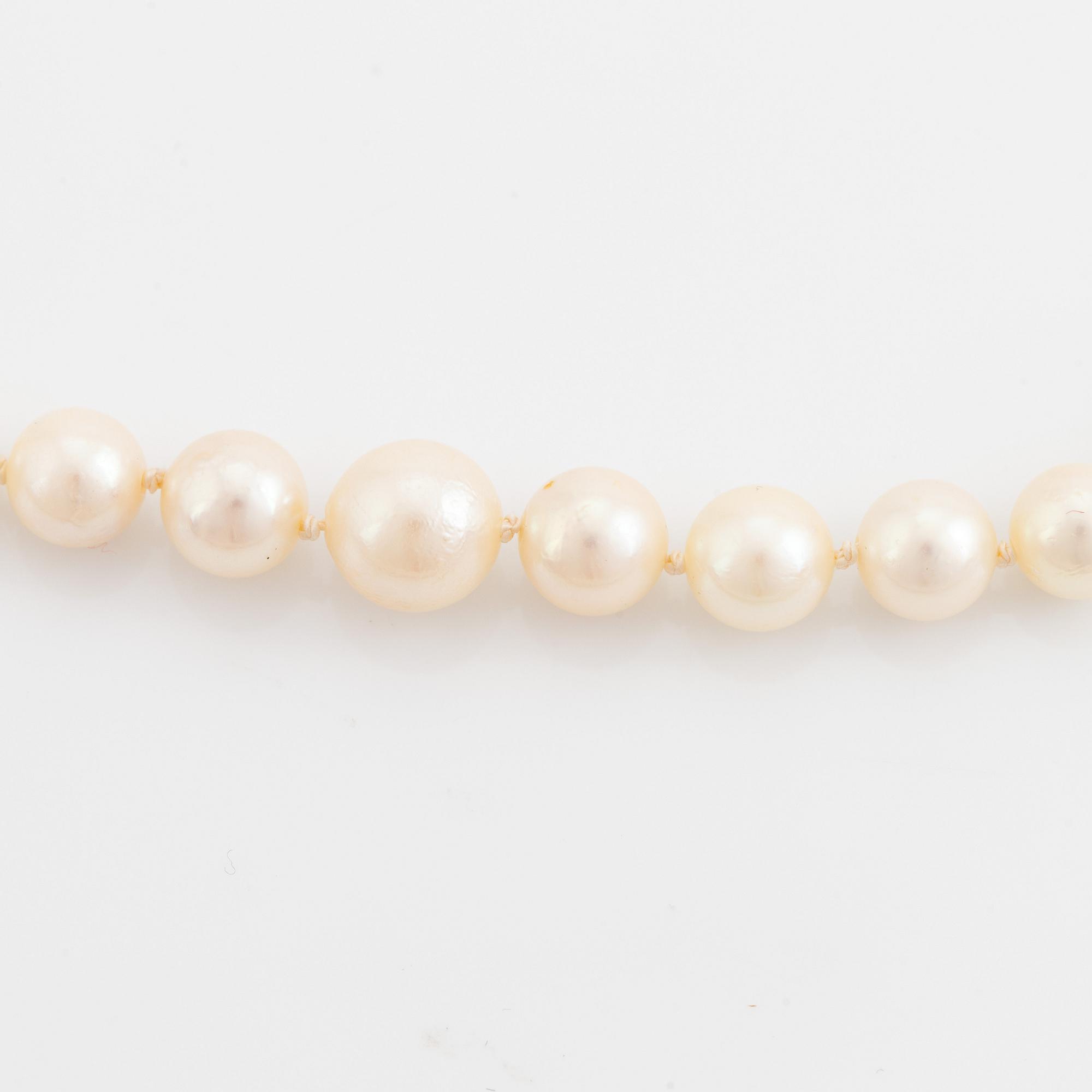 Cultured pearl necklace, clasp silver.