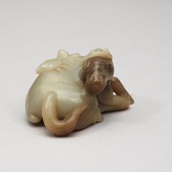 A nephrite figure of a recumbent horse, Qing dynasty (1644-1912).