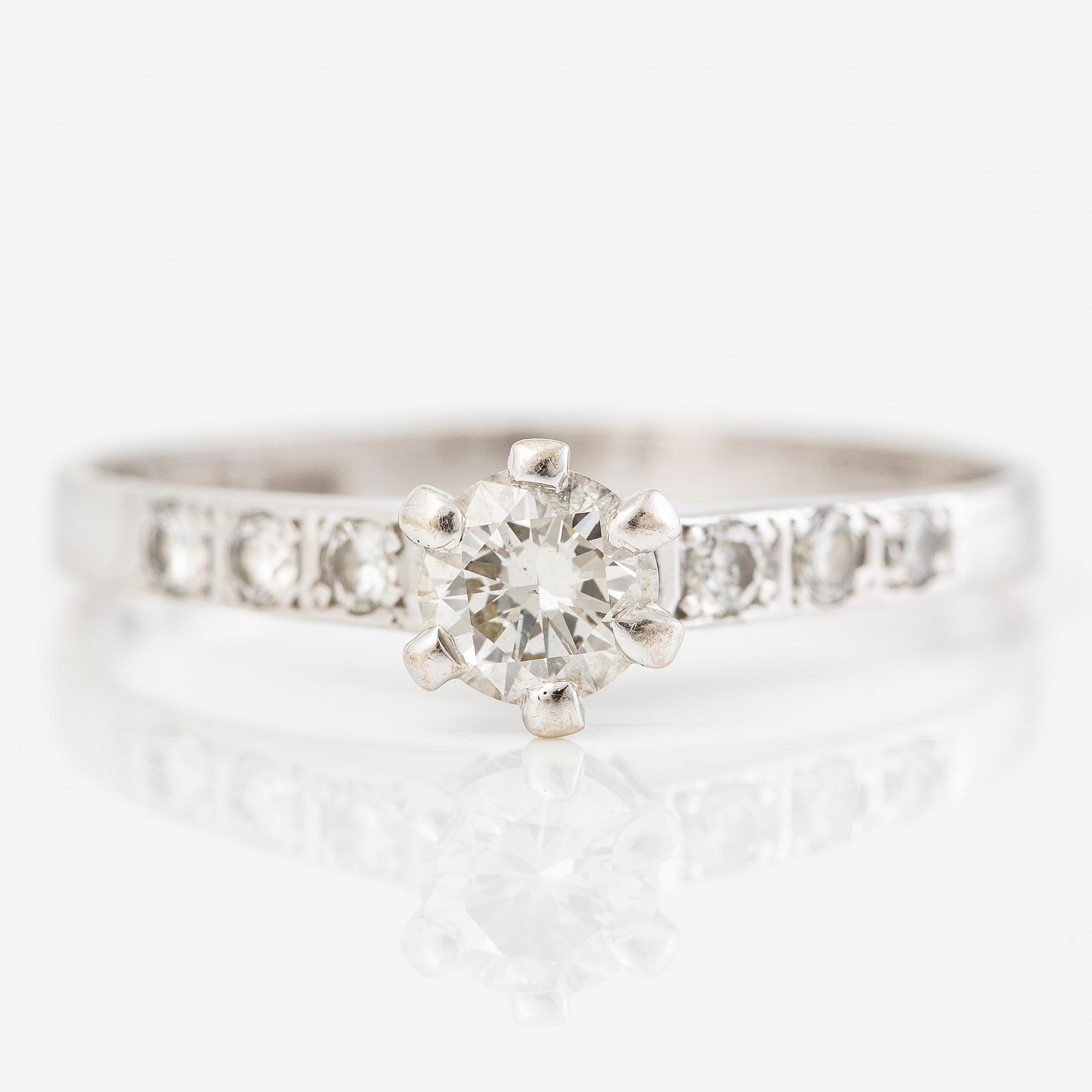 Ring 18K white gold set with round brilliant-cut diamonds.