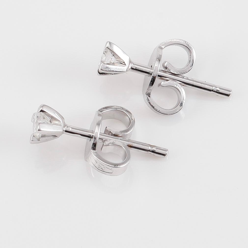 ÖRHÄNGEN, 1 par, 18K vitguld och diamanter tot ca 0.18 ct.