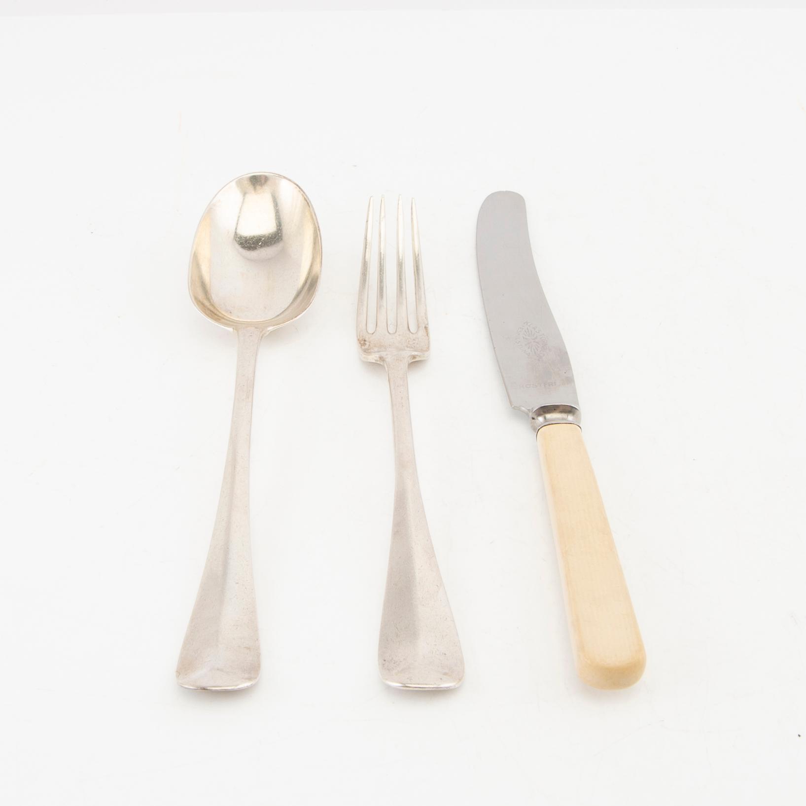 Josiah Williams & Co (David Landsborough Fullerton), cutlery 24 pcs silver London England early 20th century.