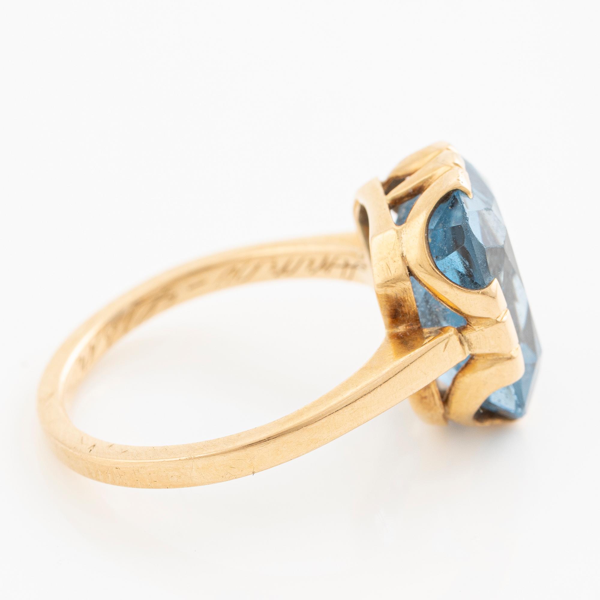 Ring 18K gold with blue stone.