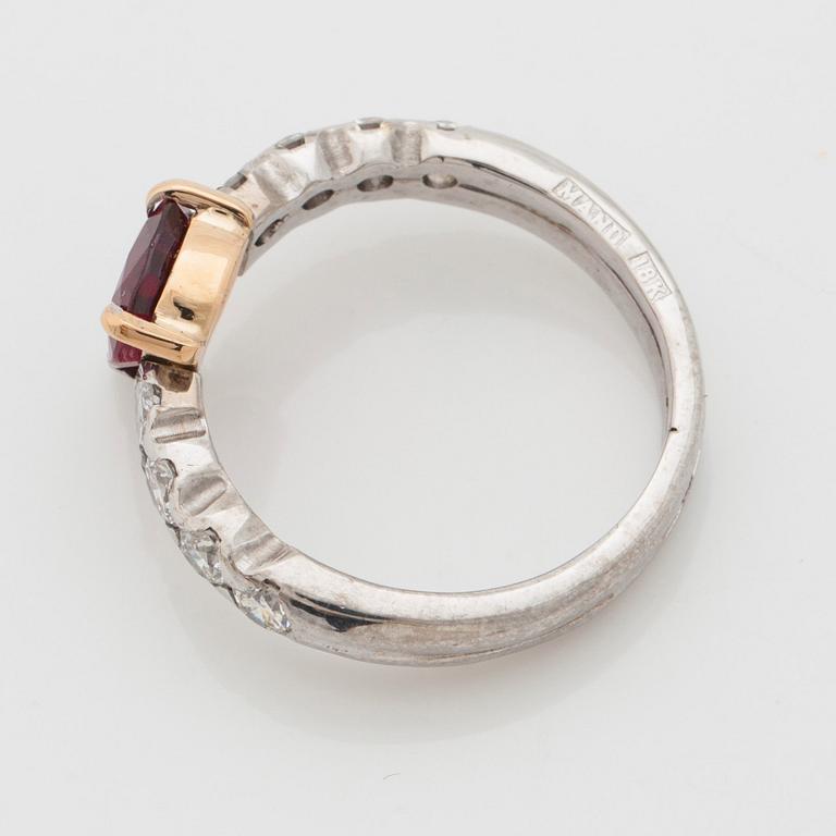 RING, Mandelstam 'Stardust', med droppslipad rubin, 2.17ct, samt briljantslipade diamanter, totalt 1.25 ct.