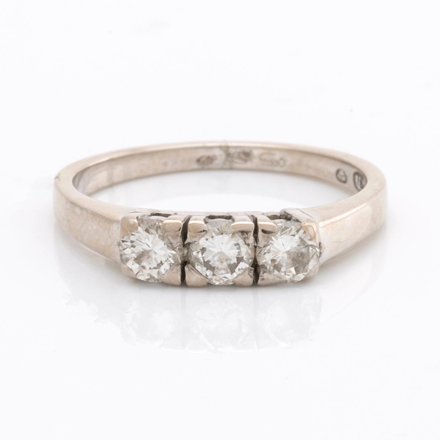 RING 18K whitegold 3 brilliant-cut diamonds 0,58 ct in total inscribed.
