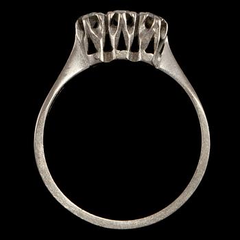 RING, 18k vitguld med tre briljantslipade diamanter tot 0.20 ct, KG Markström, Uppsala, 1972. Vikt 3 g.