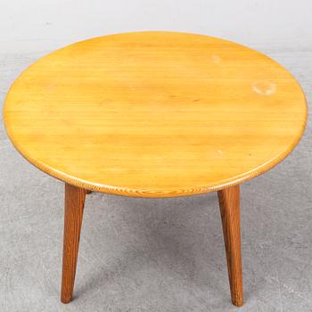 A Swedish 1960s pinewood round sofa table, design CARL MALMSTEN.