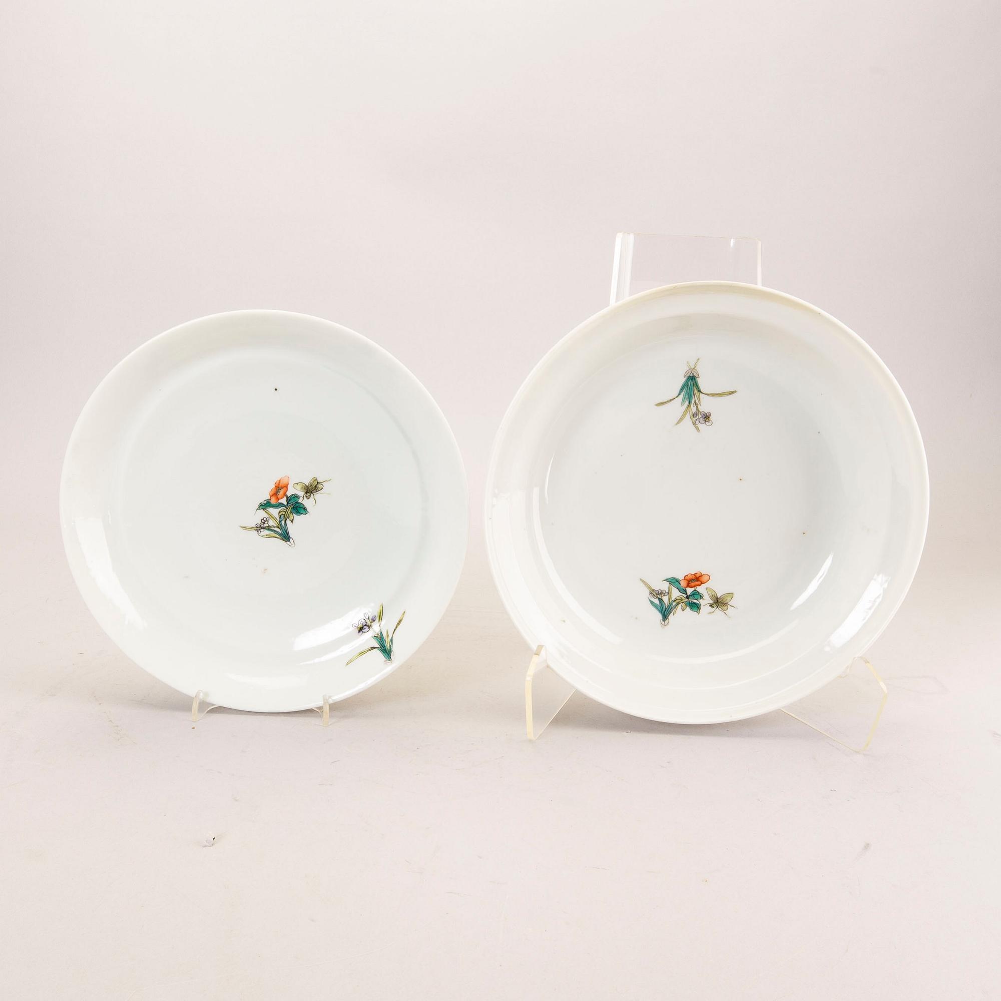 A Chinese bowl with cover, 20th Century.