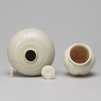 KRUKA med LOCK, URNA samt FAT, porslin. Sydostasien, Sawankhalok, presumably 1400/1600-tal.