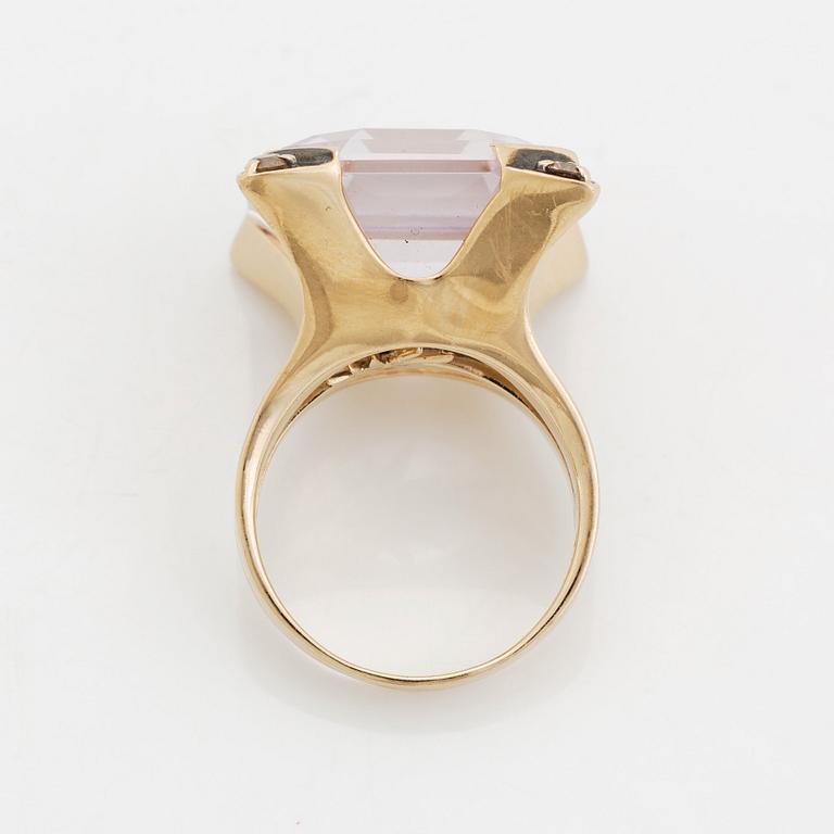 An 18K gold H Stern ring "Highlights" set with a faceted amethyst and round brilliant-cut brown diamonds.