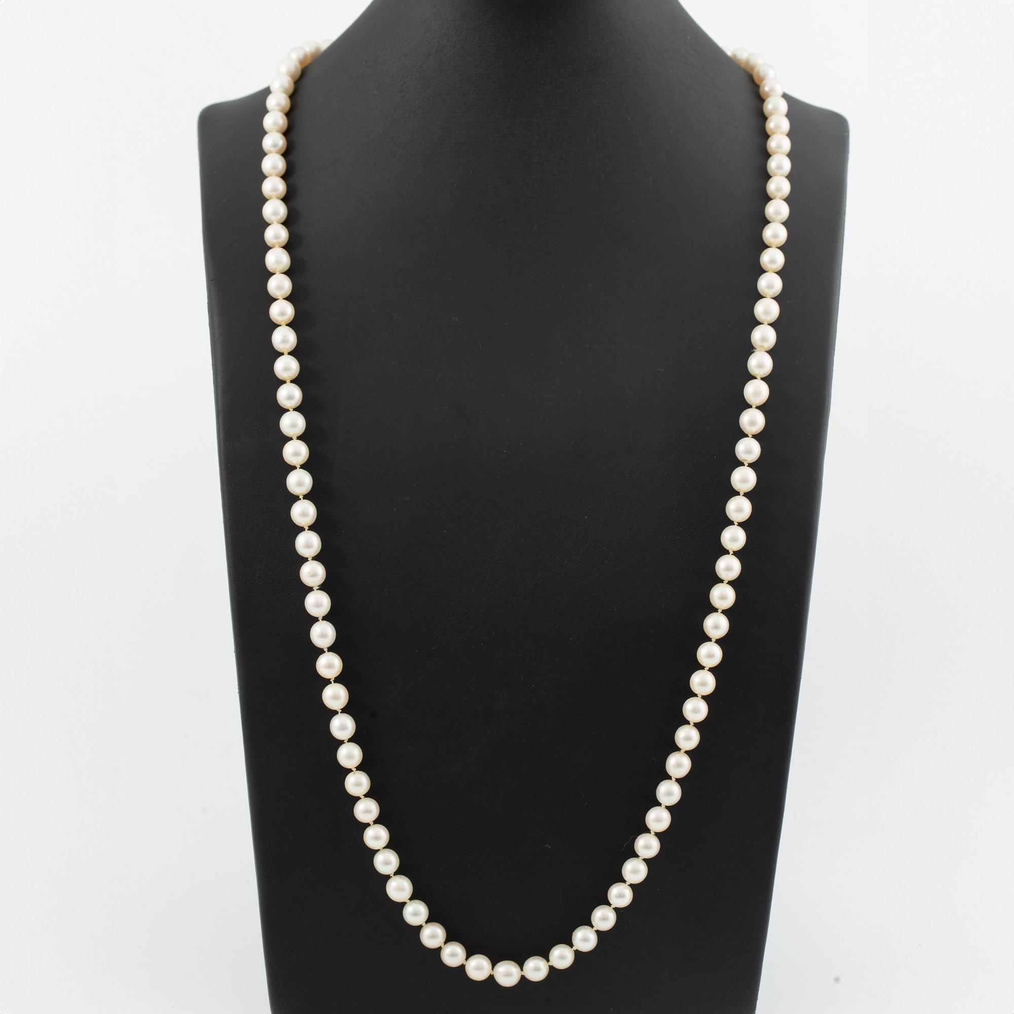 Necklace, longer model with cultured pearls, clasp 18K white gold set with octagonal-cut diamonds.
