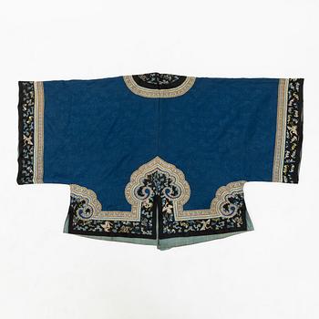 An embroidered Chinse silk jacket, Qing dynasty, late 19th century.