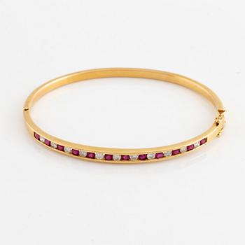 Armring, 18K guld med briljantslipade diamanter och rubiner.