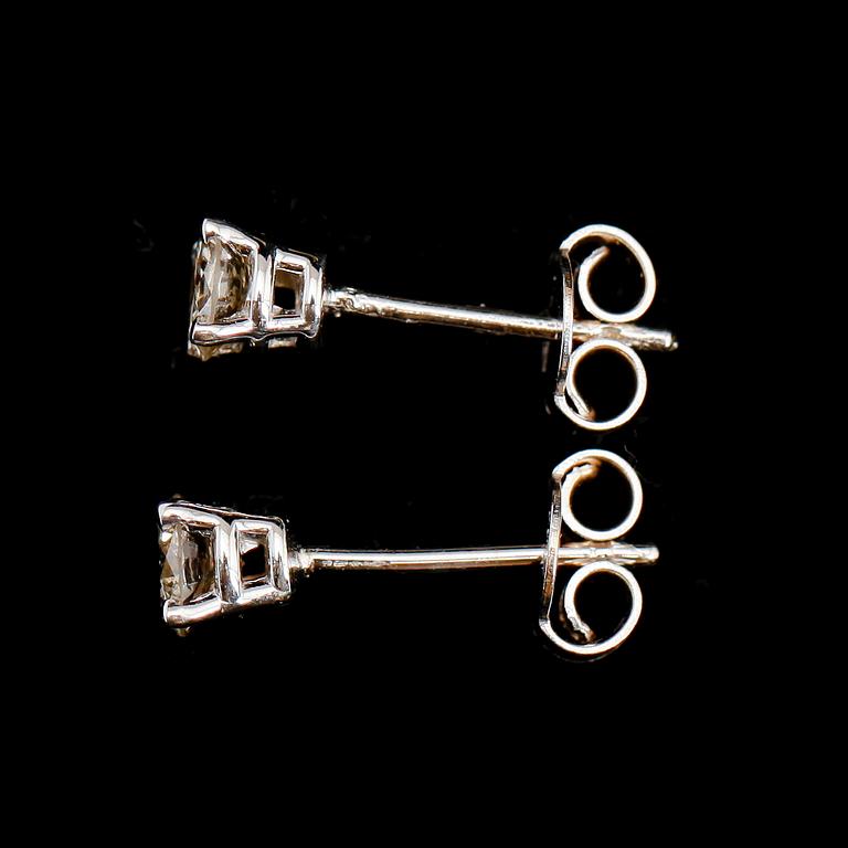 ÖRHÄNGEN, 1 par, 14 k vitguld, solitära briljantslipade diamanter tot ca 0.50 ct.