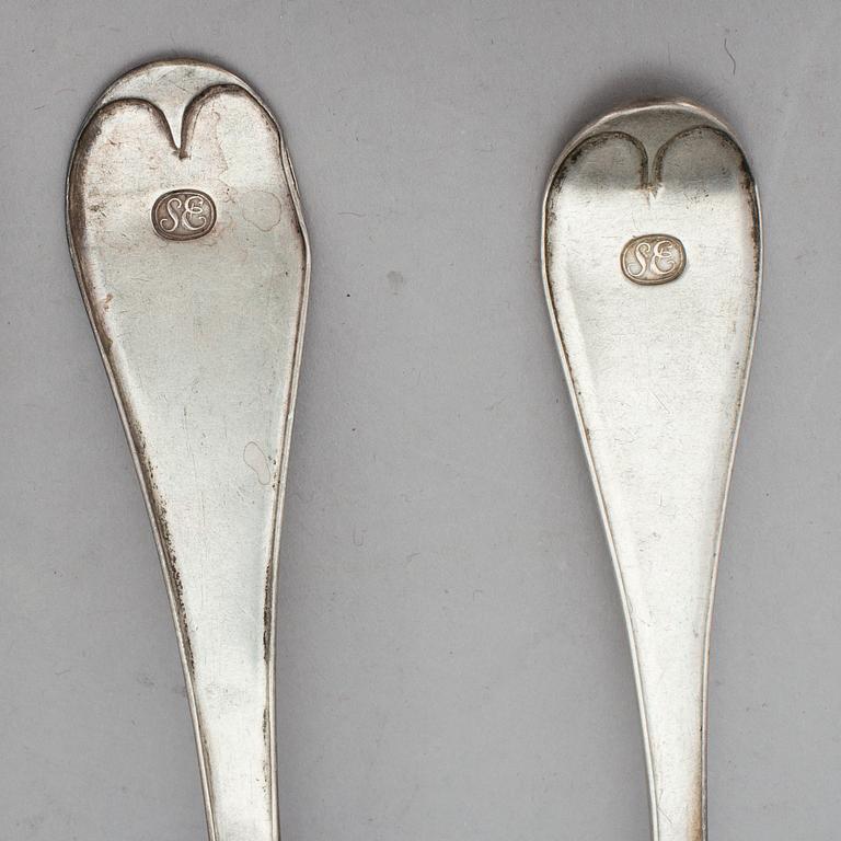MATGAFFLAR, 10 st samt MATSKEDAR, 6 st, silver, J H Leffler, Falun 1818. Gammalsvensk modell. Ca 990 g.