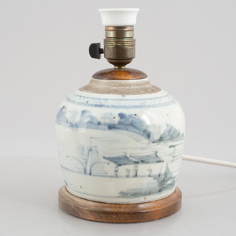 A porcelain table lamp and a box with cover, 19th/20th century.