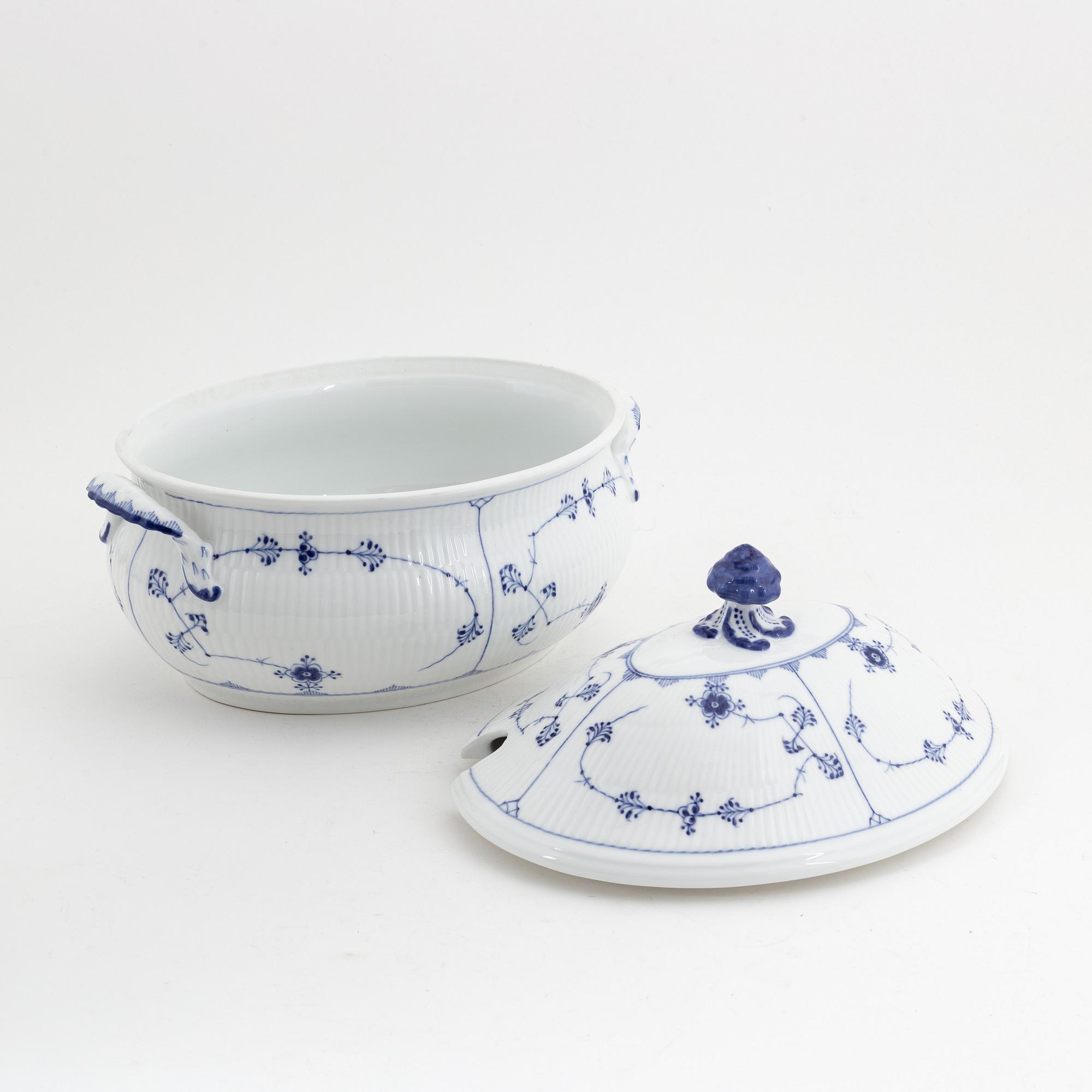 Terrin med lock, porslin, 'Musselmalet', Kunglig Dansk, Danmark, 1900-tal och Soppslev, silver, Sverige, 1861.