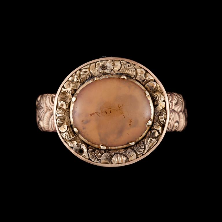 RING, 9K guld, kalcedon, troligtvis England. Vikt ca 5,3 g.