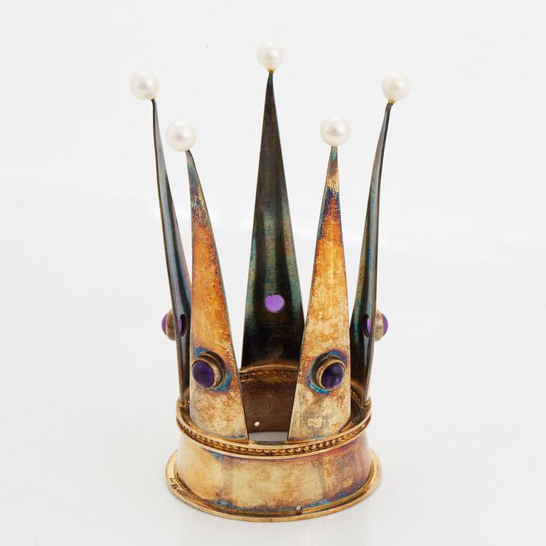 Brudkrona, förgyllt silver med pärlor och ametister, Bengt Hallberg, Köping 1962.