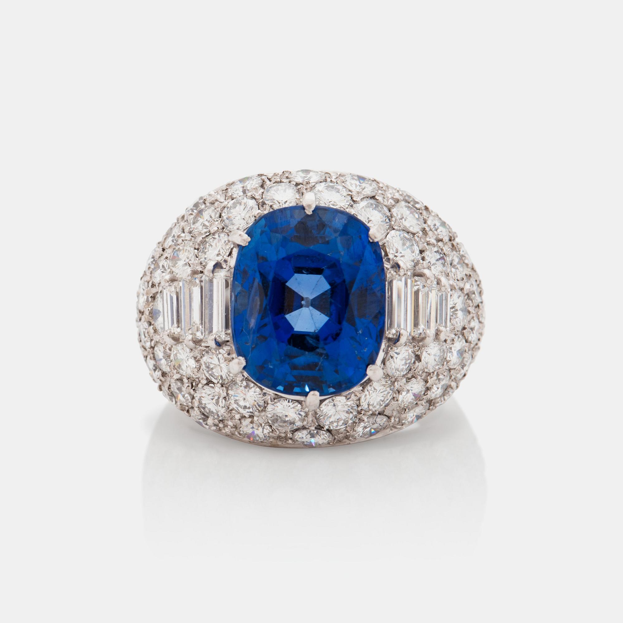 A 8.00 ct, "Trombino" sapphire ring with step- and brilliant-cut diamonds signed Bulgari. Certificate from GCS.