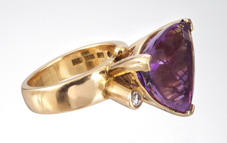 RING, triangulärt slipad ametist och två briljantslipde diamanter, tot. 0.34 ct.