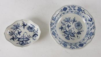 STEKFAT OCH SKÅLFAT, 3 delar, porslin, Meissen, "lökmönstrad".