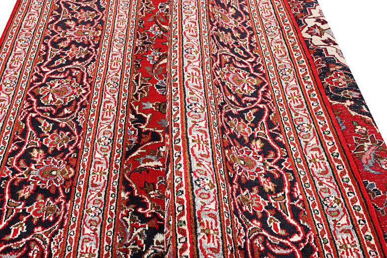 A Kashan carpet, c. 290 x 204 cm.