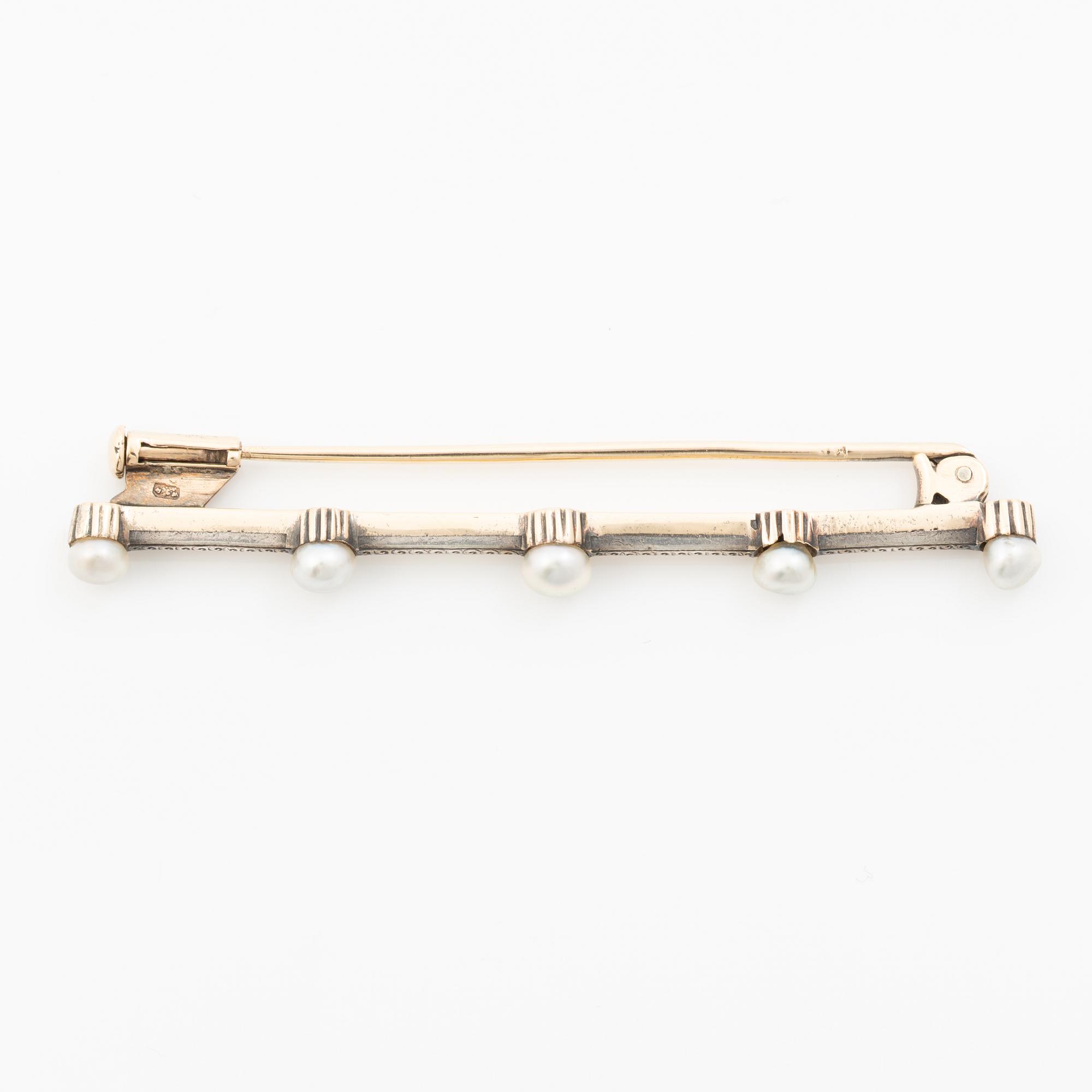 Brooch in 14K gold and silver with bouton pearls.