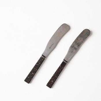 A pair of Swedish 'Rännås' porhyry butter knives, Älvdalen, mid 19th century.