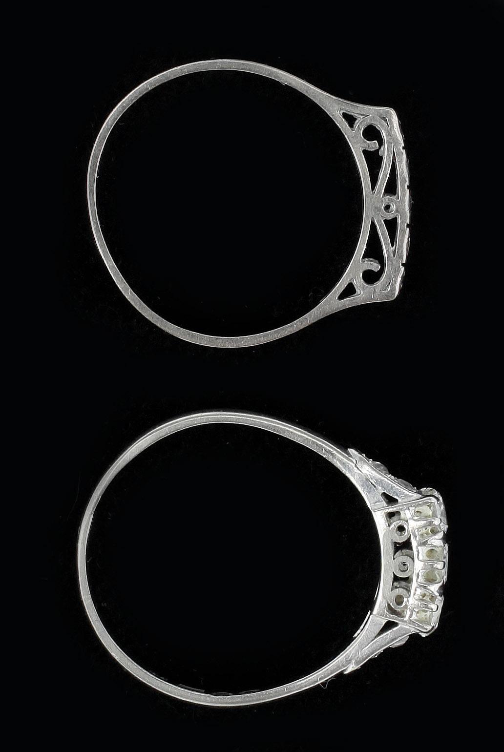RINGAR, 2 st, 18k vitguld, briljantslipade diamanter var av ena tot 0,40 ct. Total vikt ca 5 g.