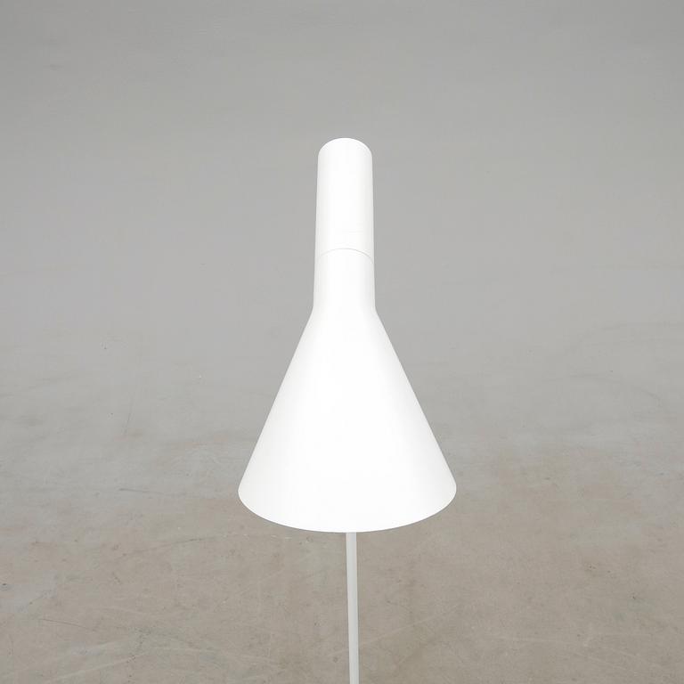 Arne Jacobsen, golvlampa AJ för Lous Poulsen Danmark 2000-tal.