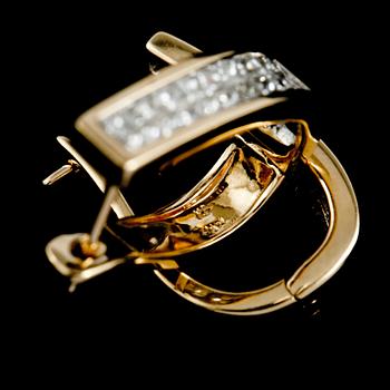 ÖRHÄNGEN, 14K guld med prinsesslipade diamanter, ca 1.50 ct. Vikt 5,4 g.