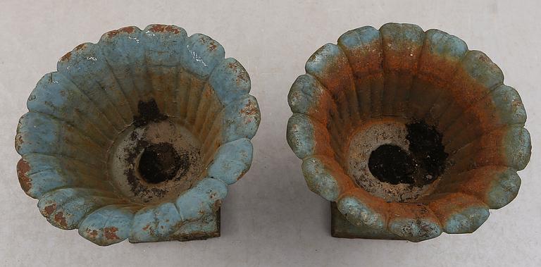 TRÄDGÅRDSURNOR, 1 par, gjutjärn, sent 1900-tal.