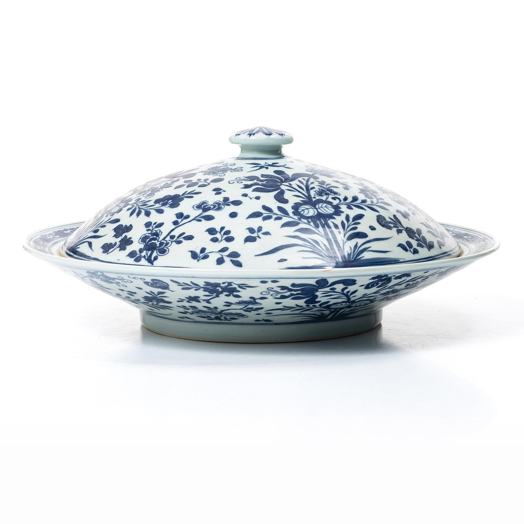 A Chinese blue and white tureen with cover, 20th century.