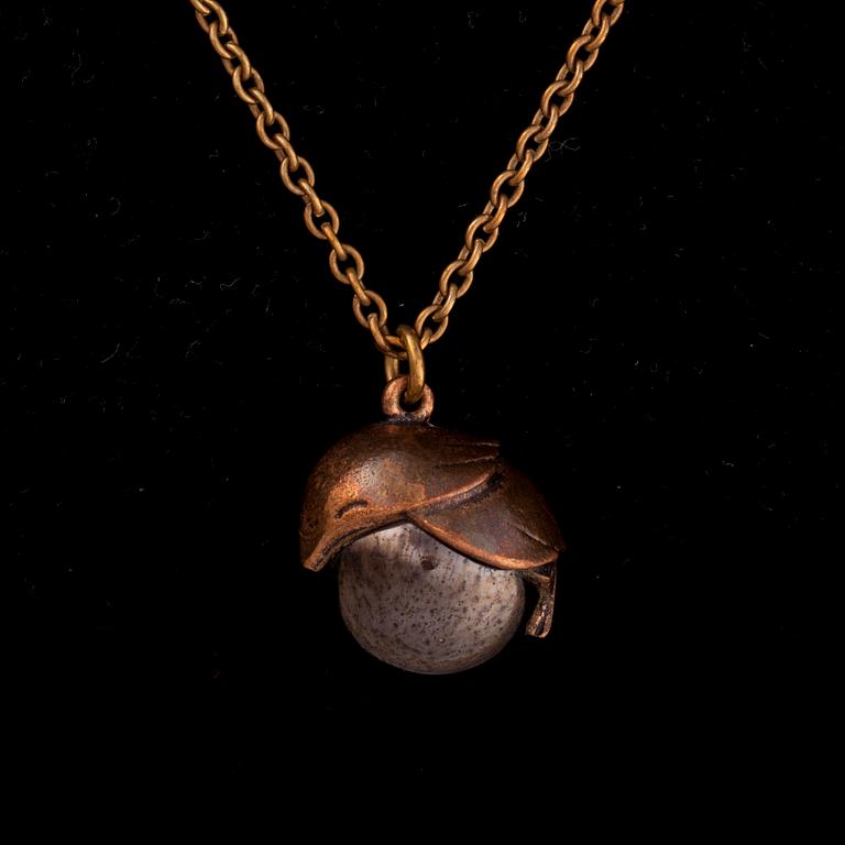 HÄNGE, brons, keramik. Kalevala Koru.