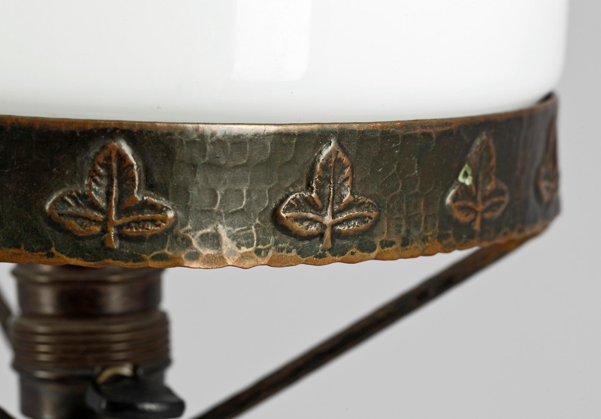 BORDSLAMPA, jugend, 1900-talets första hälft.