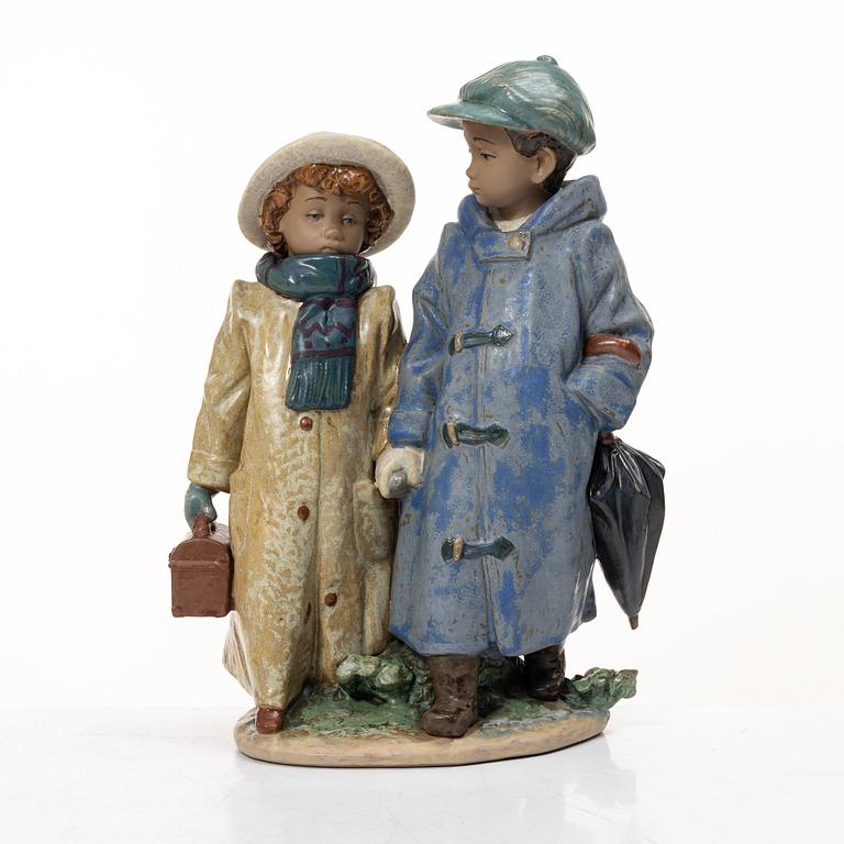 Lladró, 5 figuriner, " Flowers for mommy", "For a special someone", "Gime me a hug", "Classic scout", " Off to school".