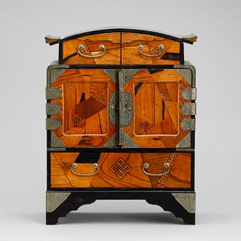 SMYCKESKRIN/MINIATYRSKÅP, Kina, omkring 1900.