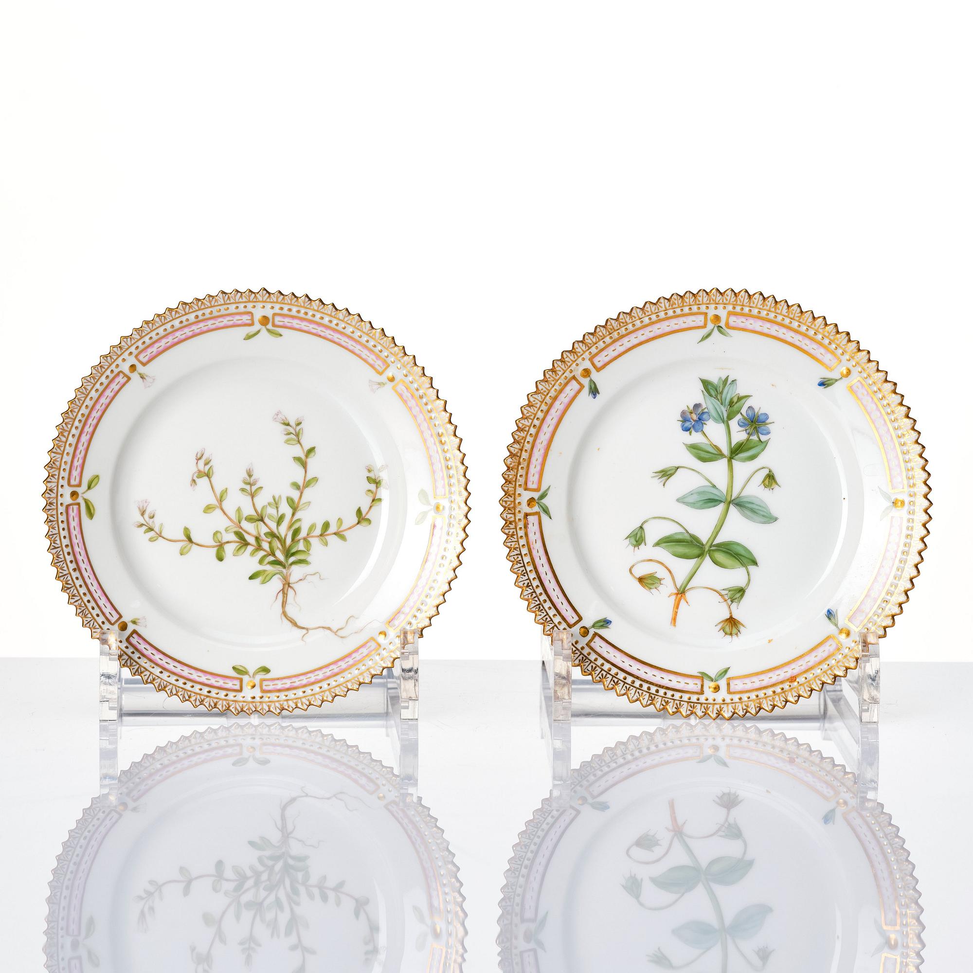 Kaffekoppar, med fat, tre stycken samt fem assietter, porslin. Royal Copenhagen, 'Flora Danica', Danmark, 1900-tal.