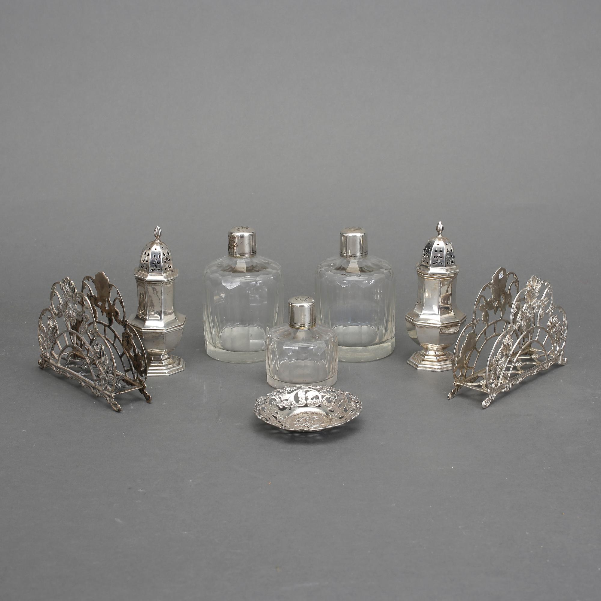 PARTI DIVERSE, silver, ströare, servetthållare, flakonger och fat, 291 gram, exklusive flakonger i glas   m silverpropp.