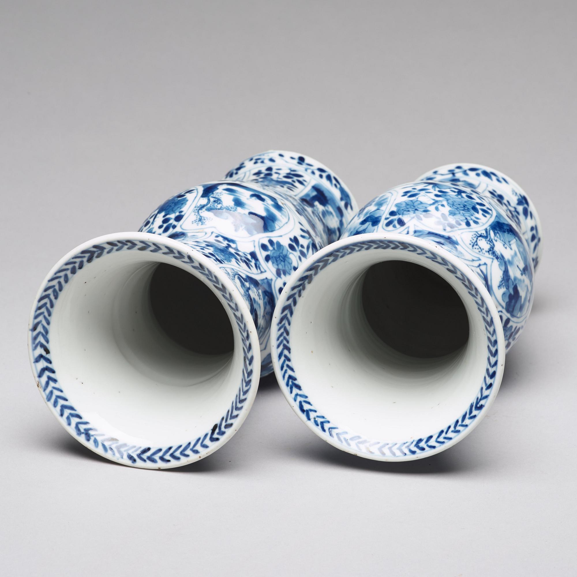 VASER, ett par, porslin. Qingdynastin, Kangxi (1662-1722).