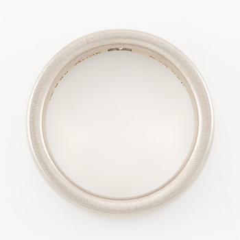 Ring in platinum and 18K gold set with a brilliant-cut diamond.