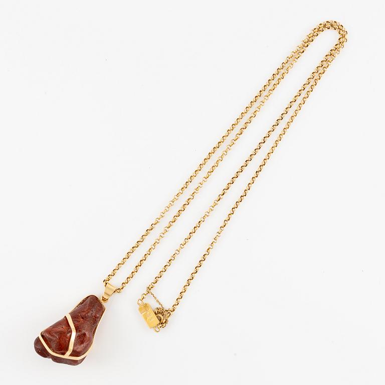 Pendant with chain 18K gold.