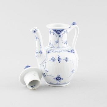 A porcelain coffee set of 29 pcs, 'Musselmalet', Royal Copenhagen, Denmark, first half of the 20th century.