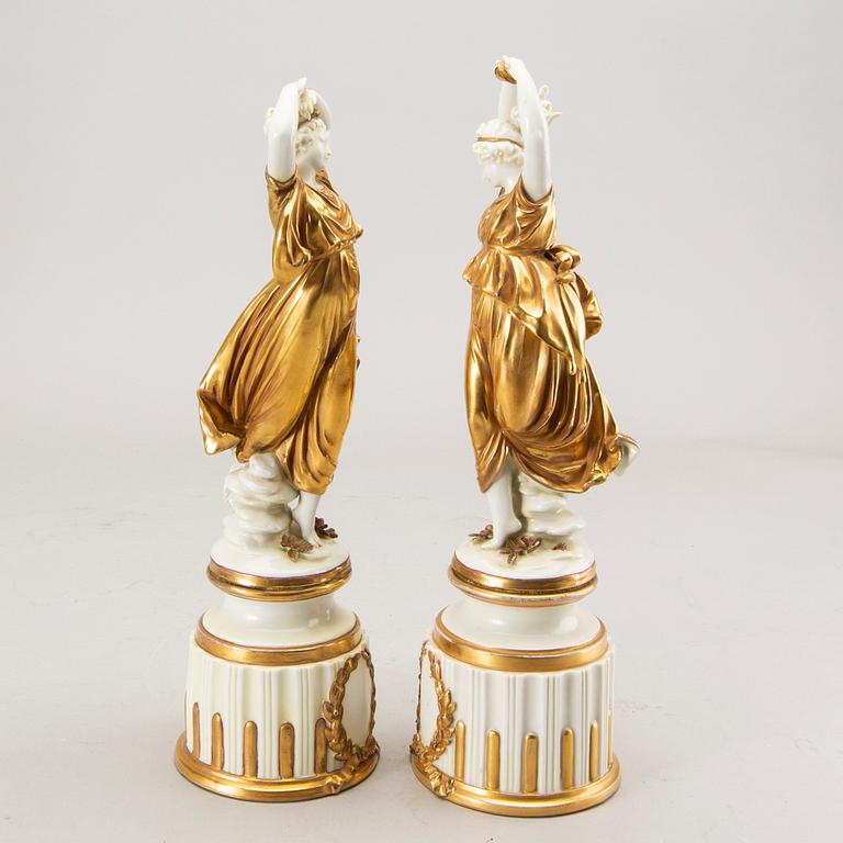 A set of two porcelain figurines beginning of 20th century.