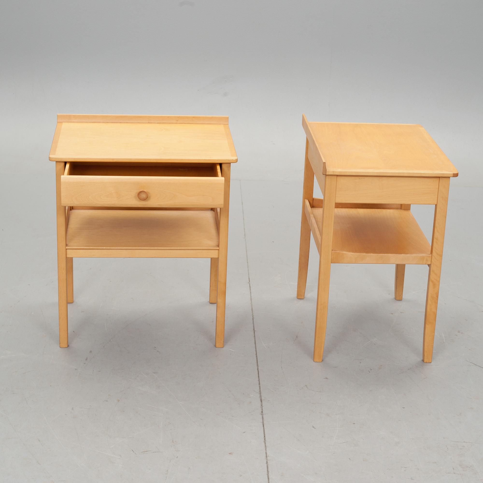 SÄNGAR, ett par och SÄNGBORD, ett par, Carl Malmsten, Åfors Möbelfabrik.