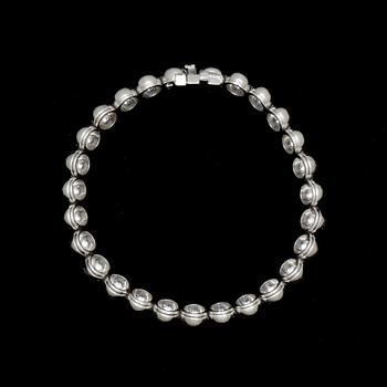 ARMLÄNK 18k vitguld med 27 briljantslipade diamanter, totalt ca 2 ct. Vikt ca 25 g.