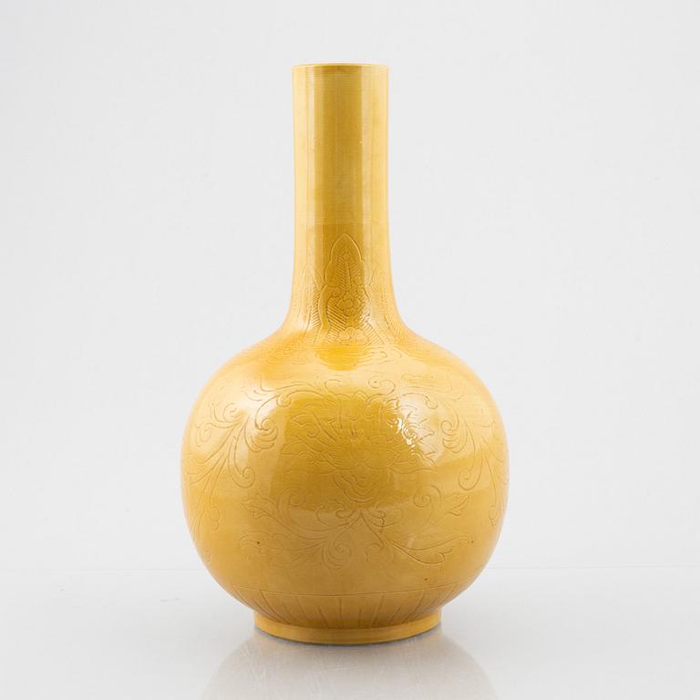 A porcelain vase, China, 20th century.