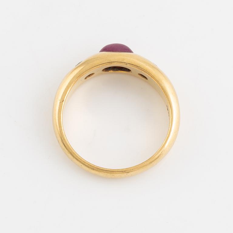 Ring guld med cabochonslipad rubin och briljantslipade diamanter.